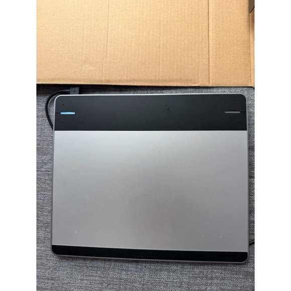 Wacom Intuos Pen & Touch Small Graphics Tablet CTH-480